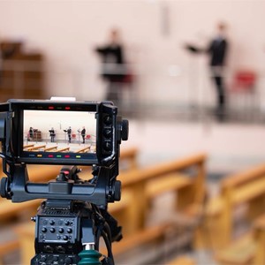Osvrt na svakodnevne televizijske i radijske prijenose misa na javnom servisu